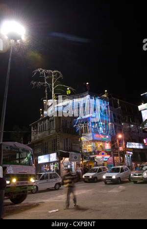 Una vista della piazza principale di McLeod Ganj, India settentrionale, scattata di notte. Foto Stock