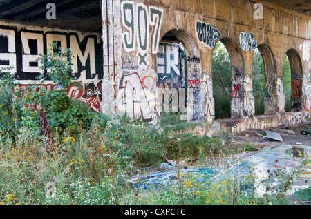 Battute di ponte sono coperti di graffiti in ferrovia abbandonata del Dequindre tagliato in Detroit Michigan. Foto Stock