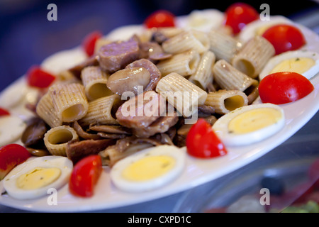 Close up di un gustoso e caldo la pasta italiana con uova, pomodori freschi e pancetta. Foto Stock