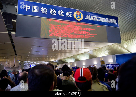 Persone & display segno / Informazioni / scheda di immigrazione Cinese / in arrivo & entrando in Cina Pechino aeroporto internazionale, PRC Foto Stock