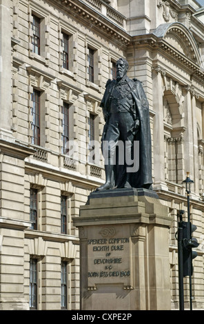 Statua di Spencer Compton, davanti a Horse Guards Avenue edifici, Londra Inghilterra. Foto Stock