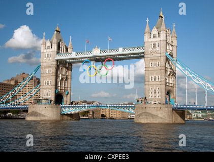 Gli anelli olimpici visualizzato sul ponte della torre durante il London 2012 Giochi Olimpici. Foto Stock