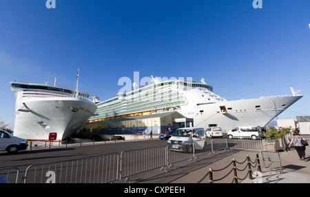 Royal Caribbean indipendenza dei mari e P&O Oceana ancorata in Gibilterra Foto Stock