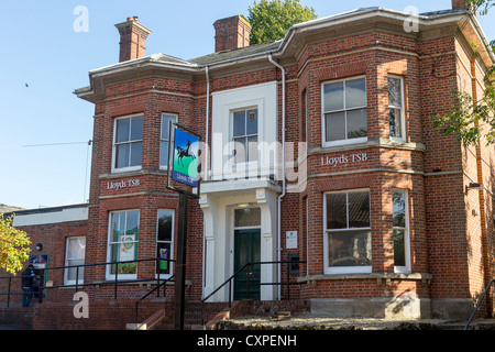 Pewsey ramo di Lloyds TSB Bank, un imponente edificio in mattoni rossi con il segno del cavallo nero Foto Stock