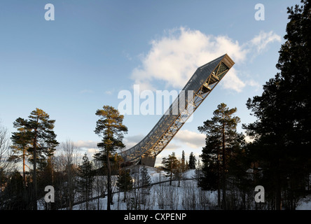 Il Trampolino da Sci di Holmenkollen, Holmenkollen, Norvegia. Architetto: JDS Architects, 2011. Vista del salto al tramonto. Foto Stock