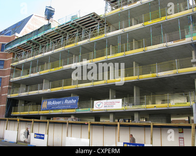 Parcheggio auto in procees di essere costruite in Queens Road Brighton East Sussex Foto Stock