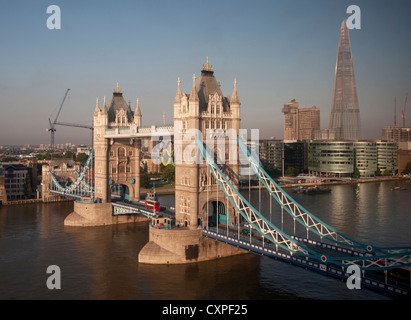 Vista sul Fiume Tamigi del Tower Bridge e il coccio. Foto Stock