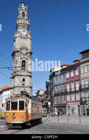 Un tradizionale il tram passa la Torre dos Clerigos tower nel centro storico di Porto (Oporto, Portogallo Foto Stock