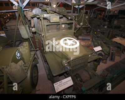 GMC CCKW-353 (6x6) con ricovero di comunicazione Foto Stock