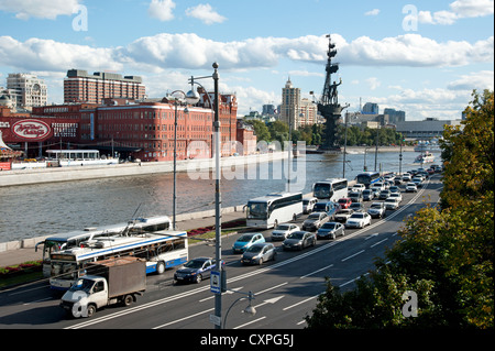 Strada lungo il fiume Moskva vicino al Cremlino, con monumento da dello Zar Pietro il Grande, Mosow, Russia. Foto Stock