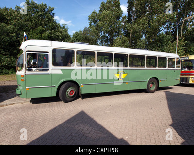 L'autobus Leyland-Den Oudsten lo del 1967 è un pullman olandese d'epoca noto per il suo design robusto e l'uso nei trasporti pubblici durante la metà del XX secolo, che rappresenta una parte fondamentale della storia della mobilità urbana olandese. Foto Stock