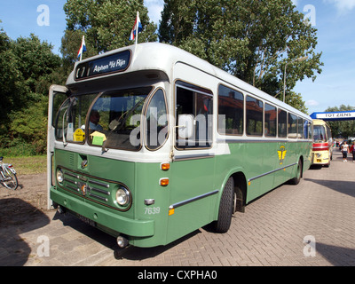 Il Leyland-Den Oudsten lo del 1967 è un pullman d'epoca olandese, noto per il suo design iconico e l'uso nei trasporti pubblici negli anni '1960 Rappresenta l'evoluzione della progettazione di autobus in Europa. Foto Stock