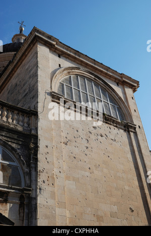 Fori di proiettile in una parete della Cattedrale dell Assunzione, Dubrovnik, Croazia. Foto Stock