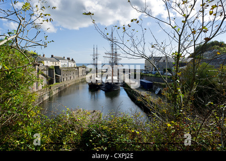 La vela quadrata tall ships flotta ormeggiata in Charlestown in Cornovaglia Foto Stock