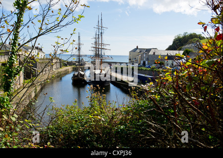 La vela quadrata tall ships flotta ormeggiata in Charlestown in Cornovaglia Foto Stock