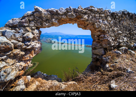 Bellissima laguna di Voidokilia nella prefettura di Messinia da un alto punto di vista shot attraverso la vecchia Navarino rovine del castello Foto Stock