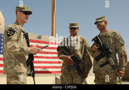 Da destra, staff Sgt. Josuel Cruz, di Orlando, Florida, e SPC. Joseph Tauiliili, dal villaggio di Vailoa, Samoa Americane, riarruolò nell'esercito durante una cerimonia alla base operativa di avanzamento Spin Boldak, Afghanistan, 7 ottobre 2012. I soldati sono con il 5° Battaglione della seconda Divisione Fanteria, 20° Reggimento Fanteria. La fanteria 5-20 fa parte del terzo Stryker Brigade Combat Team della Joint base Lewis-McChord, Washington. Foto Stock