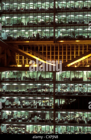 A Hong Kong e Shanghai Bank Headquarters, ufficio lavoratori, lavora fino a tardi, turno di notte, Isola di Hong Kong, Hong Kong, Cina Foto Stock