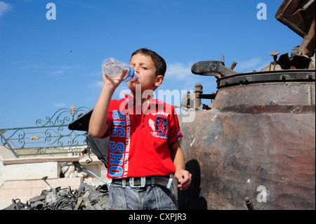 La vita dei bambini che sono in qualche modo cercando disperatamente di rimanere vivo e crescere in mezzo alla carneficina e caos attorno a loro Foto Stock