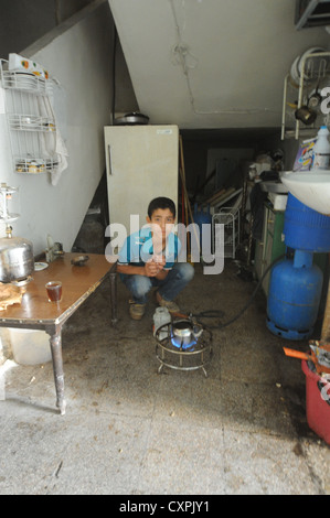 La vita dei bambini che sono in qualche modo cercando disperatamente di rimanere vivo e crescere in mezzo alla carneficina e caos attorno a loro Foto Stock