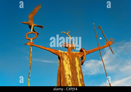 "L'artefice di pace' scultura in bronzo di sciamano indiano di Bill Worrell, a Seminole Canyon State Park vicino Comstock, Texas, Stati Uniti d'America Foto Stock