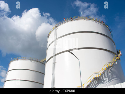 Serbatoi dell'olio in raffineria Paesi Bassi area industriale di Europoort vicino a Rotterdam Foto Stock