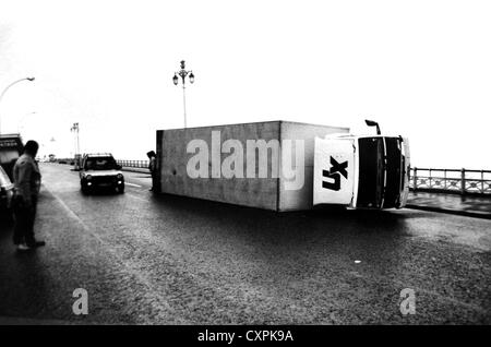 Un autoarticolato o carrello soffiata oltre sul lungomare di Brighton durante l'uragano o grande tempesta di Ottobre 1987 Foto Stock