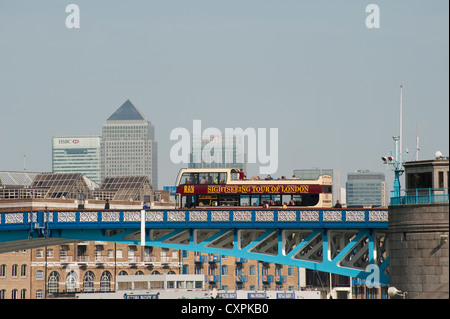 Open top bus panoramico attraversando il Ponte delle Torri, città di Londra, Inghilterra. Foto Stock