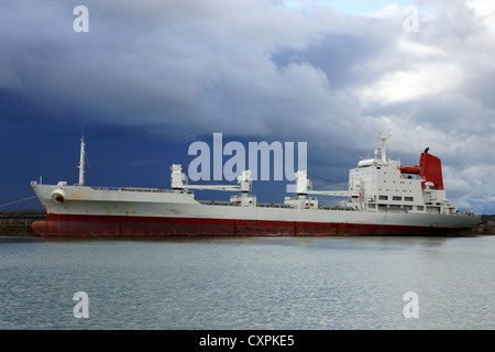 La nave da carico i costi in un ormeggio Foto Stock