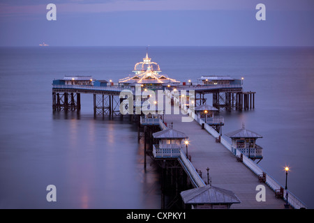 Il molo vittoriano di Llandudno al crepuscolo Foto Stock