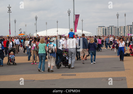 Persone (Homo Sapiens). La folla. Passeggiate intorno al Parco Olimpico. Londra. In Inghilterra. Regno Unito Foto Stock