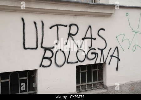 Possibile football ispirato graffiti per "Ultras Bologna' su una parete di Vienna (Wien), Austria. Foto Stock