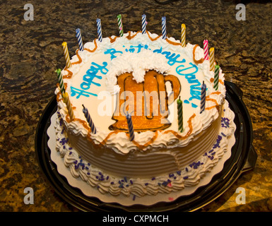 Dolci fatti in casa torta di compleanno con candele pronto a servire Foto  stock - Alamy