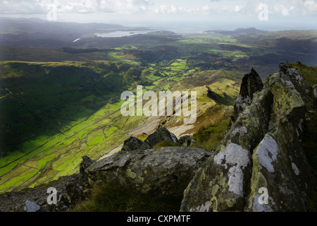 Vista dal vertice di Cnicht (il cavaliere) montagna, cercando in Cwm Croesor e verso Porthmadog. Snowdonia, il Galles del Nord. Foto Stock