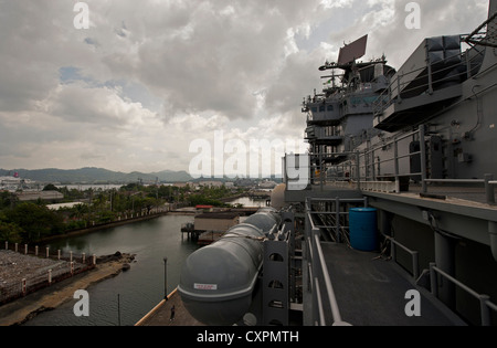 La distribuita Amphibious Assault nave USS bonhomme richard (LHD 6) è ormeggiata pierside in Subic Bay per iniziare lo sbarco anfibio esercizio. phiblex è un annuale esercizio bilaterale tenuto in collaborazione con le forze armate delle Filippine ed è progettato per migliorare l'interoperabilità, aumentare la prontezza e sviluppare i rapporti professionali e personali tra Stati Uniti e forze filippino. bonhomme richard è la nave di piombo del solo distribuita anfibio gruppo pronto ed è operante negli Stati Uniti 7 flotta area di responsabilità. Foto Stock