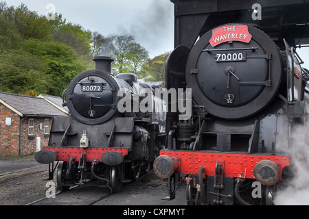 BR standard classe 7 locomotore 70000 Britannia e BR Standard Classe 4 2-6-4T 80072 a Grosmont. Foto Stock