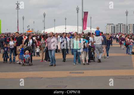 Persone (Homo Sapiens). La folla. Passeggiate intorno al Parco Olimpico. Londra. In Inghilterra. Regno Unito Foto Stock