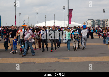 Persone (Homo Sapiens). La folla. Passeggiate intorno al Parco Olimpico. Londra. In Inghilterra. Regno Unito Foto Stock