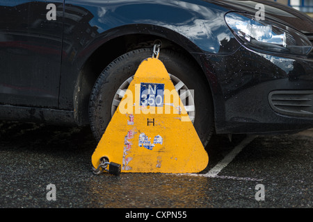 Macchina bloccata con wheelclamp nel centro della città di Dublino, Repubblica di Irlanda. Foto Stock