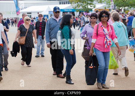 Persone. (Homo Sapiens). Uomini e donne di diversa razza di discesa. Società multirazziale. Area pubblica, Olympic Park, Londra Foto Stock