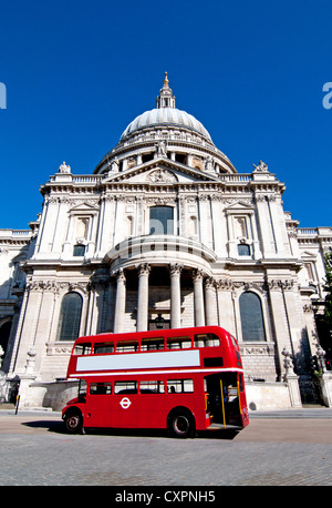 Londra routemaster bus fuori St Pauls Foto Stock