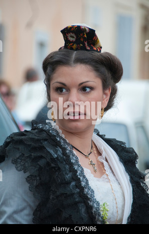 Donna di Arles vestito in abiti tradizionali paradea presso la Fete des mandriani o Festival dei mandriani nella città romana di Arles, Provenza, Francia Foto Stock