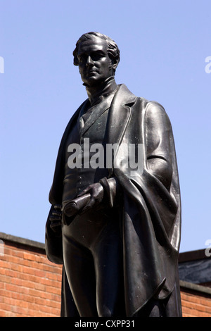 Statua di bronzo di Sir Robert Peel risalente al 1852, e fu eretto da pubblica sottoscrizione per commemorare il Tamworth il famoso figlio. Foto Stock