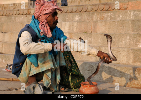 Asia India Uttar Pradesh Varanasi Benares un serpente incantatore Foto Stock