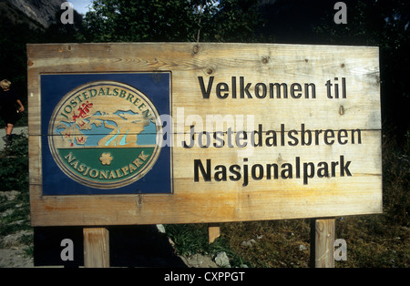 Norvegia, Jostedalsbreen National Park, NP signpost accogliente visitatori. Foto Stock