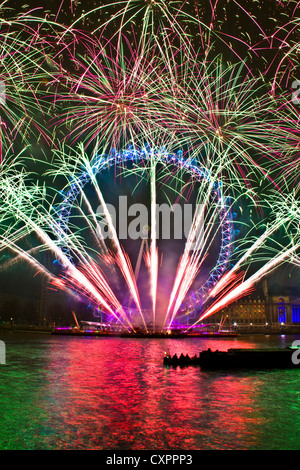 Fuochi d'artificio festosi di Capodanno nel London Eye nel Tamigi Foto Stock