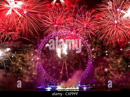 Fuochi d'artificio festosi di Capodanno nel London Eye nel Tamigi Foto Stock