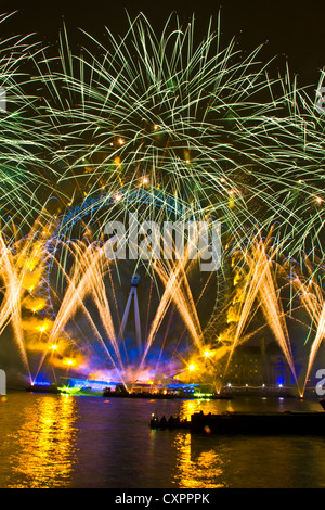 Fuochi d'artificio festosi di Capodanno nel London Eye nel Tamigi Foto Stock