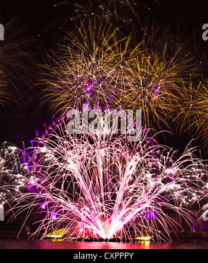 Fuochi d'artificio festosi di Capodanno nel London Eye nel Tamigi Foto Stock