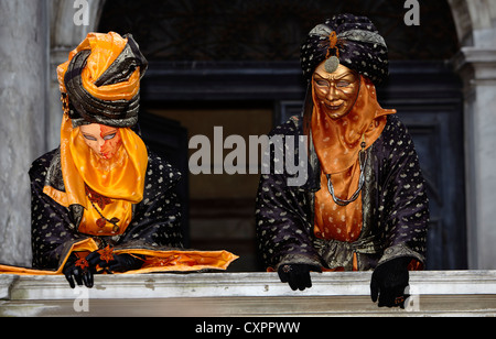 Matura sul balcone il Carnevale di Venezia Foto Stock